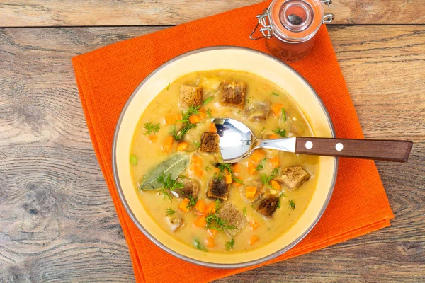 Sopa de Guisante con Zanahorias y Croutons —  Fotos de Stock