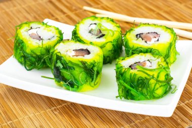 Suşi Roll Chukoy, somon ve peynir ile