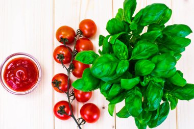 Domates Sause ve ketçap ile yeşil taze fesleğen