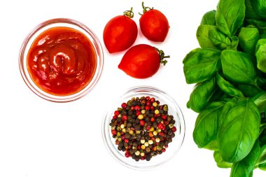 Domates Sause ve ketçap ile yeşil taze fesleğen