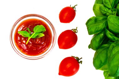 Domates Sause ve ketçap ile yeşil taze fesleğen