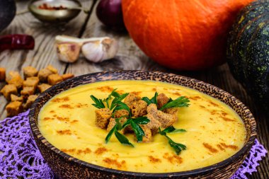 Bir ahşap plaka croutons kabak diyet krem çorba