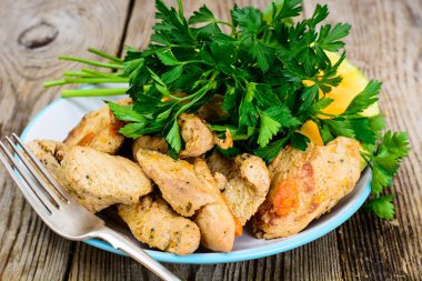 Kavrulmuş hindi göğsü otlar, balkabağı çorbası ve Th üzerinde maydanoz ile