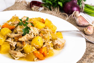 Sebze köri sosu beyaz tahtalar üzerinde