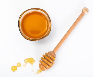 Bal ayı ve kokulu bir kasenin içine