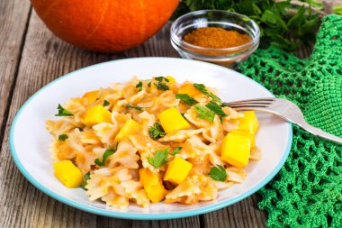 Farfalle dilim kabak ve maydanoz ile