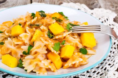 Farfalle dilim kabak ve maydanoz ile