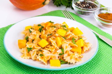 Farfalle dilim kabak ve maydanoz ile