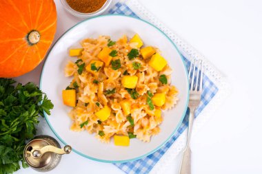 Farfalle dilim kabak ve maydanoz ile