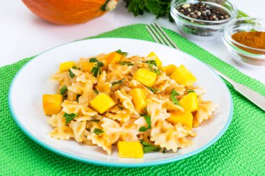 Kabak ve havuç soslu Farfalle