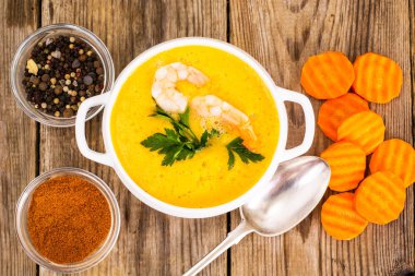 Karides çorbası baharatlı bitkisel krem keskin