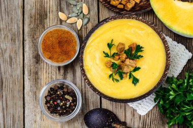 Bir ahşap plaka croutons kabak diyet krem çorba