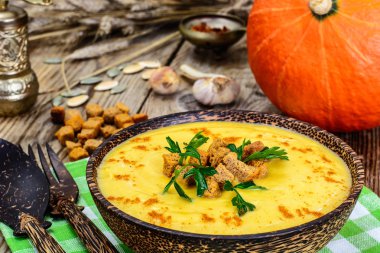 Bir ahşap plaka croutons kabak diyet krem çorba