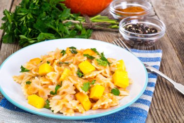 Farfalle dilim kabak ve maydanoz ile