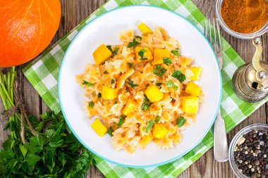 Farfalle dilim kabak ve maydanoz ile