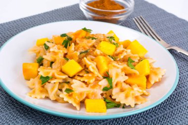 Farfalle dilim kabak ve maydanoz ile