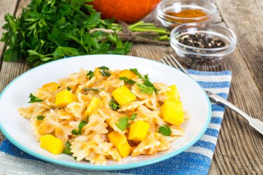 Kabak ve havuç soslu Farfalle