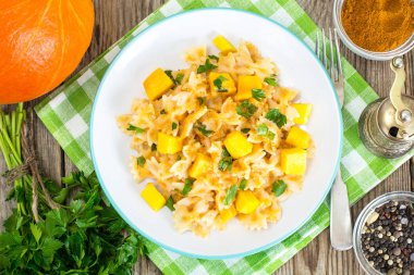 Kabak ve havuç soslu Farfalle