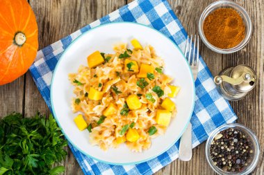 Kabak ve havuç soslu Farfalle