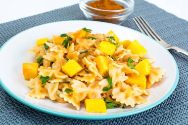 Kabak ve havuç soslu Farfalle