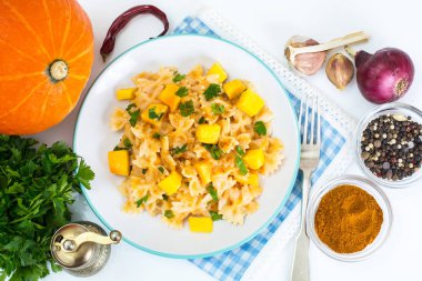 Kabak ve havuç soslu Farfalle