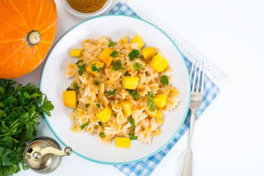 Kabak ve havuç soslu Farfalle