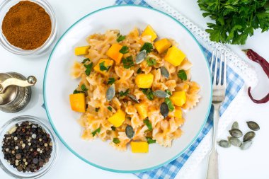 Kabak ve havuç soslu Farfalle