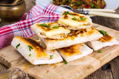 Mozzarella peynir ile kızarmış pide
