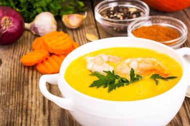 Karides çorbası baharatlı bitkisel krem keskin