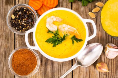 Karides çorbası baharatlı bitkisel krem keskin