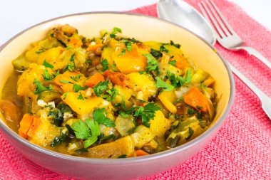 Köri ve baharat ile vejetaryen ızgara sebze