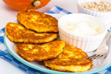 Beyaz zemin üzerine köri ile kabak-yulaf ezmesi gözleme