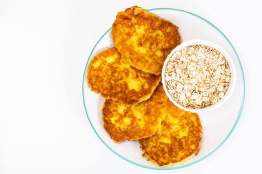 Beyaz zemin üzerine köri ile kabak-yulaf ezmesi gözleme