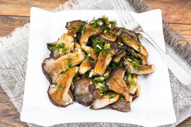 Kızarmış istiridye mantar