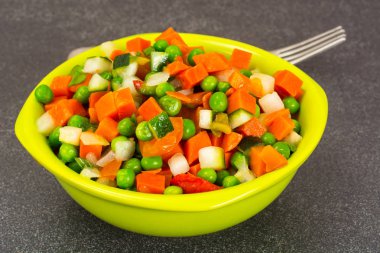 Yahni, kereviz, havuç, bezelye, tatlı biber ve domates
