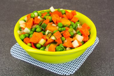 Yahni, kereviz, havuç, bezelye, tatlı biber ve domates