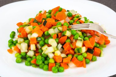 Yahni, kereviz, havuç, bezelye, tatlı biber ve domates