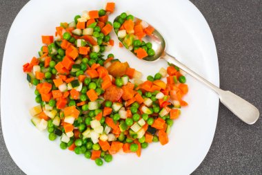 Yahni, kereviz, havuç, bezelye, tatlı biber ve domates