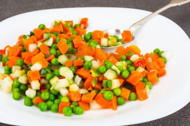 Yahni, kereviz, havuç, bezelye, tatlı biber ve domates