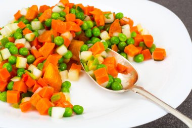 Yahni, kereviz, havuç, bezelye, tatlı biber ve domates