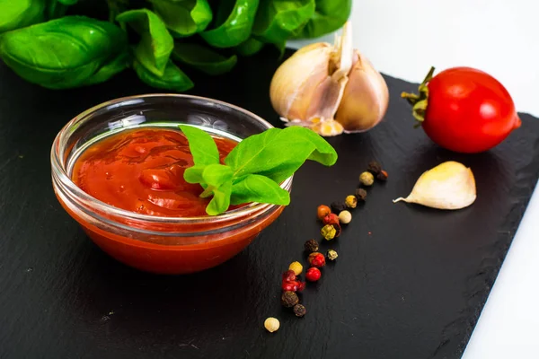 Basilic frais vert avec saucisse de tomate et ketchup — Photo