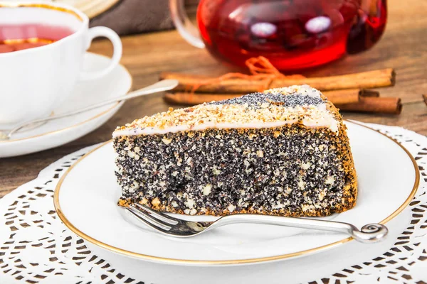 Bolos caseiros: Bolo de enchimento de papoula na placa — Fotografia de Stock