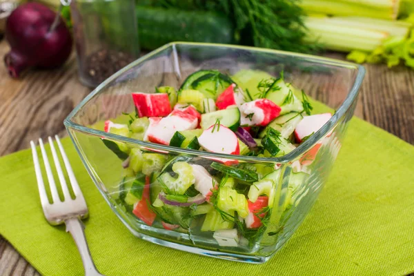 Salát z celeru, krabí tyčkou, okurka a kopr — Stock fotografie