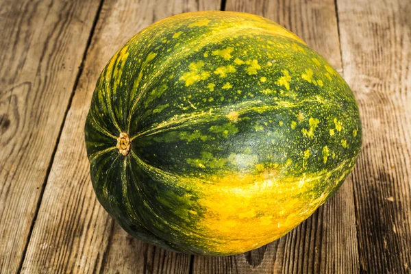 Frisch lecker süßer grüner Kürbis auf Holzgrund — Stockfoto