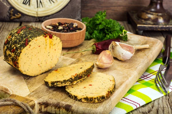Sýr klobása, uzené s bylinkami — Stock fotografie