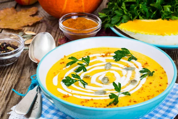 Soupe épicée de carottes de citrouille aux graines et curry frais — Photo