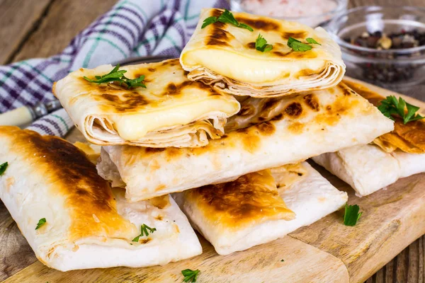 Жареный хлеб из питы с сыром моцарелла — стоковое фото