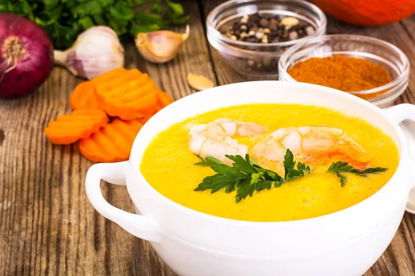 Sharp spicy vegetable cream soup with prawns — Stock Photo, Image