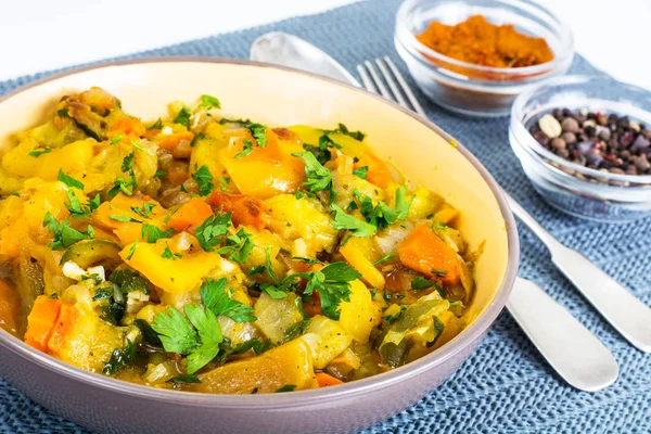 Vegetariano verdure alla griglia con curry e spezie — Foto Stock