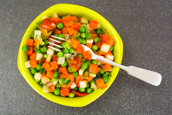 Рагу из сельдерея, моркови, гороха, сладкого перца и помидоров — стоковое фото